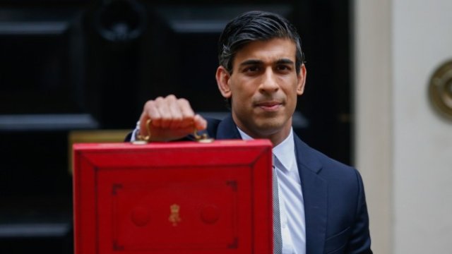 <p>
	Сунак с проектобюджета. <em>Снимка: Bloomberg</em></p>
