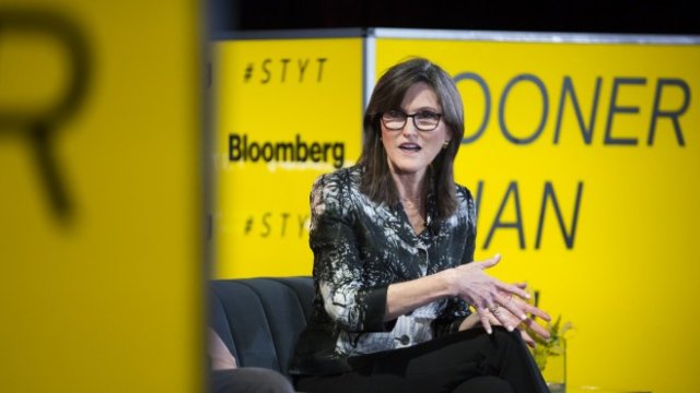 <p>
	Кати Ууд влезе под светлината на прожекторите. <em>Снимка: Bloomberg LP</em></p>
