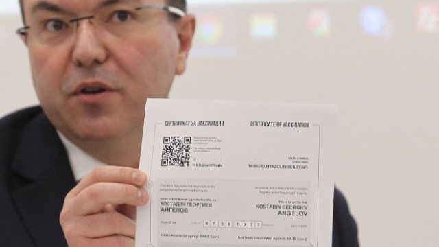<p>
	<em>Българският здравен министър Костадин Ангелов представя сертификата за ваксиниране, издаван в България. Снимка: Димитър Кьосемарлиев, Investor Media Group</em></p>
