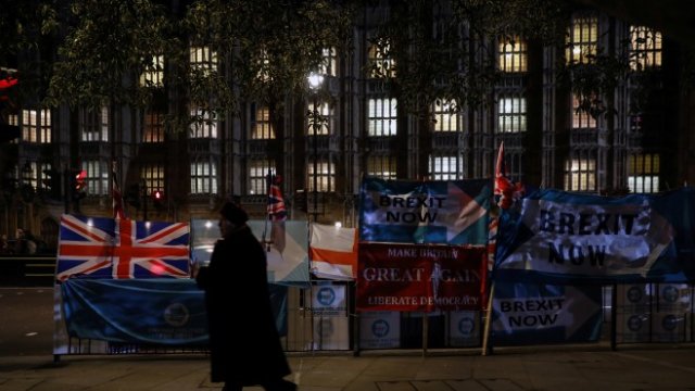 <p>
	Британският парламент заседава снощи относно предсрочните избори. <em>Снимка: Ройтерс</em></p>
