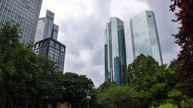 <p>
	Финансовият квартал на Франкфурт. <em>Снимка: Alex Kraus/Bloomberg</em></p>
