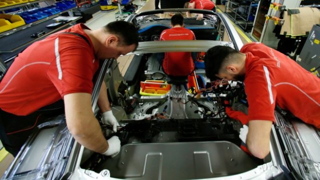 <p>
	Завод на Porsche близо до Щутгарт. <em>Снимка: Ройтерс</em></p>
