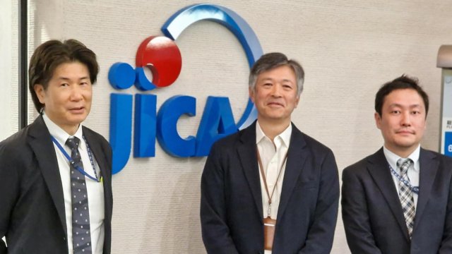 От ляво надясно: Д-р Кеичи Хашимото, старши съветник в JICA; Тошиа Абе, генерален директор на департамента за оценка в централата на JICA; Итару Чиба, старши заместник-директор на департамент &quot;Европа и Близък Изток&quot;