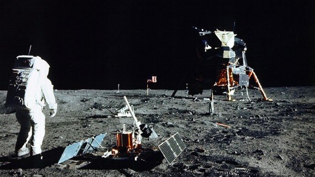 <p>
	Едуин &quot;Бъз&quot; Олдрин на лунната повърхност; снимката е правена с Hasselblad 70mm, Източник: <em>Ройтерс</em></p>
