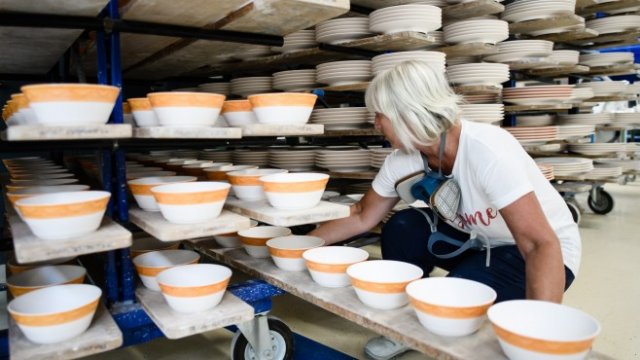 <p>
	Хайке Росмайсл поставя дъска с подготвени купи в Кралската фабрика за порцелан `Koenigliche Porzellan-Manufaktur` (KPM) в Берлин, Германия. <em>Снимка: EPA</em></p>
