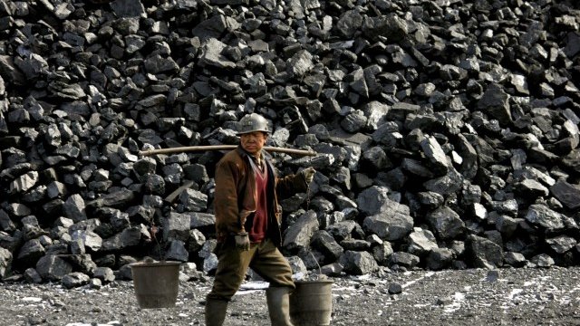 <p style="text-align: justify;">
	Китай потребява близо половината от световните запаси на въглища. <em>Снимка: Ройтерс</em></p>
