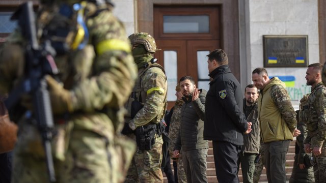 Зеленски в Херсон. Снимка:  EPA/OLEG PETRASYUK
