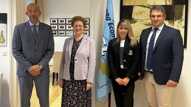 От ляво надясно: Калин Пешов, председател на УС на &quot;Главболгарстрой Холдинг&quot;; посланик д-р Елена Кирчева, основател и генерален секретар на Виенския икономически форум; Пламена Ненкова, зам.-изпълнителен директор &quot;Стратегии, комуникации и международни отношения&quot; в &quot;Главболгарстрой Холдинг&quot; и Павел Валодзка, представляващ ГБС. Снимка: Главболгарстрой