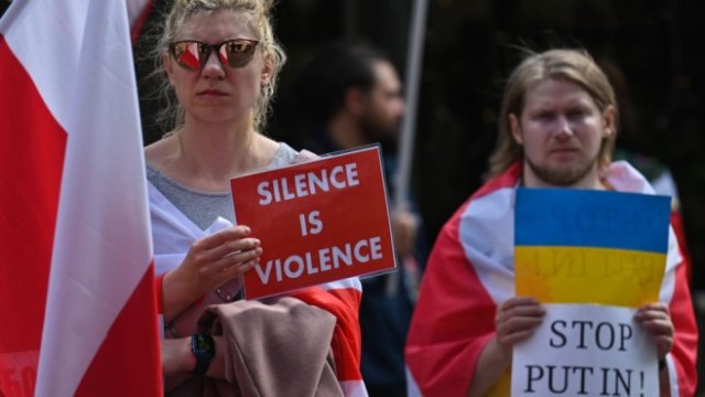 <p>
	Протест срещу войната в Украйна в Краков, Полша. <em>Снимка: Artur Widak/Getty Images</em></p>
