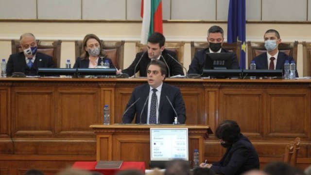 <p>
	<em>Асен Василев. Снимка: Димитър Кьосемарлиев, Investor Media Group</em></p>
