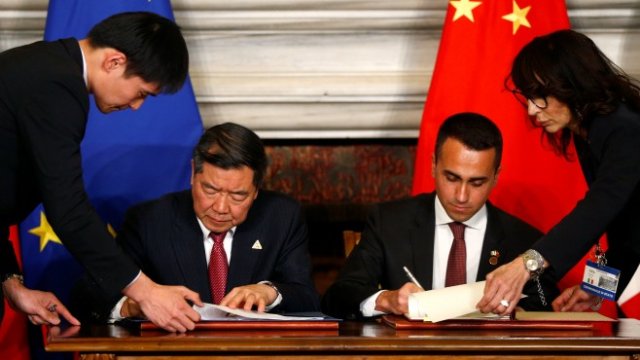 <p>
	<em>Луиджи ди Майо (вдясно) и Хъ Лифен (вляво) по време на церемонията по подписването в Рим. Снимка: Ройтерс</em></p>
