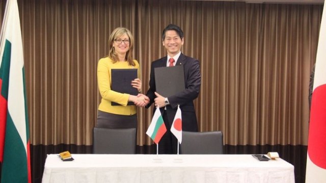 <p>
	Екатерина Захариева и заместник-министърът на външните работи на Япония Кенджи Ямада по време на Петата световна среща на жените в Токио. <em>Снимка МВнР</em></p>
<p>
	&nbsp;</p>
