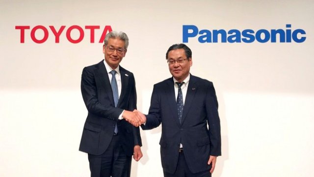 <p>
	Президентът на Toyota Motor Corp Акио Тойода и президентът на Panasonic Казухиро Цуга. <em>Снимка: Ройтерс</em></p>
