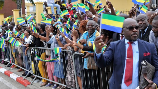 Привърженици на военната хунта ликуват по време на встъпването в длъжност на генерал Брис Олигуи Нгуема като временен президент. Снимка: EPA/CHRIST DARCEL