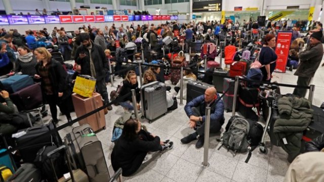 <p>
	Летище Gatwick след отмяната на хиляди полети. <em>Снимка: Ройтерс</em></p>
