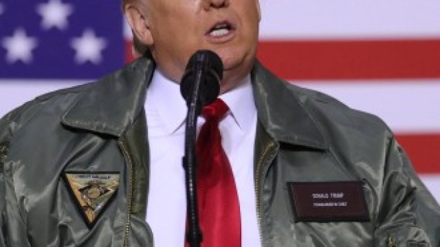 <p>
	Доналд Тръмп говори пред американските войници в базата Ал Асад.&nbsp;<em>Снимка: Ройтерс</em></p>
