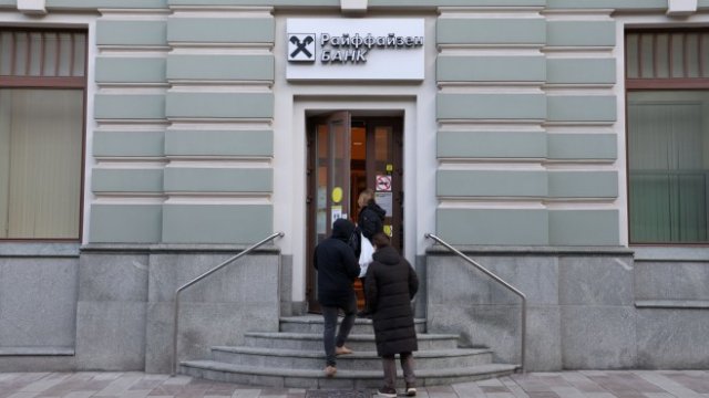 <p>
	Raiffeisen има солиден бизнес в Русия. <em>Снимка: &nbsp;Andrey Rudakov/Bloomberg</em></p>
