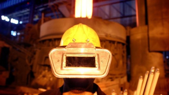<p>
	Работник в завод за стомана в Иран. <em>Снимка: Архив Ройтерс</em></p>
