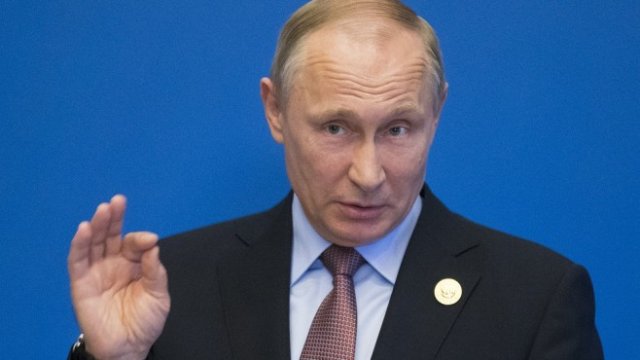 <p>
	Владимир Путин отговаря на въпроси на журналисти в Пекин.<em> Снимка: Ройтерс</em></p>
