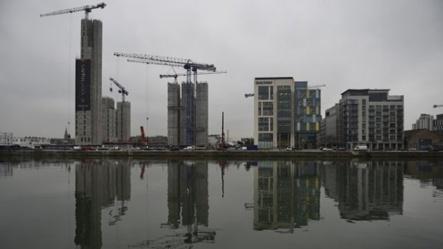 <p>
	<em>Строителство в комплекса Capital Dock в края на миналата година. Именно там ще се намира сградата на JP Morgan Chase. Снимка: Архив Ройтерс</em></p>
