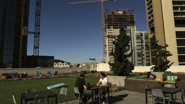 <p>
	Служители на Twitter обядват на върха на сградата в Сан Франциско. <em>Снимка: Ройтерс</em></p>
