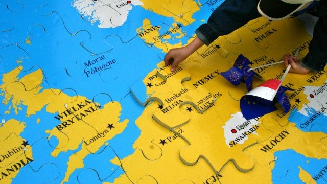 <p style="text-align: justify;">
	Всяка страна трябва да даде летящ старт на структурните реформи и Европа постепенно да създаде свой федерален бюджет, застрахователен механизъм между държавите и да възложи забрана за поемане на спасителни ангажименти. <em>Снимка</em>: <em>Ройтерс</em></p>
