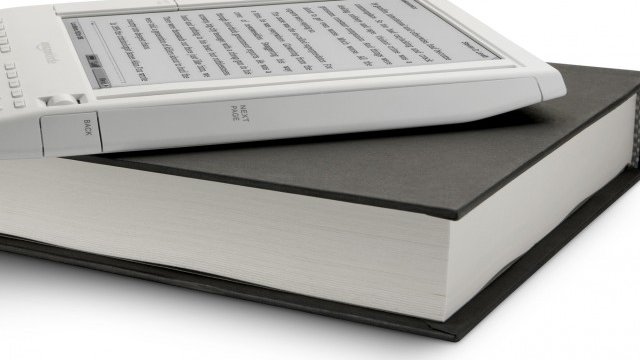 <p>
	Нарастващата популярност на електронни книги доведе &nbsp;до спад в продажбите на хартиените книги. <em>Снимка: архив Ройтерс</em></p>

