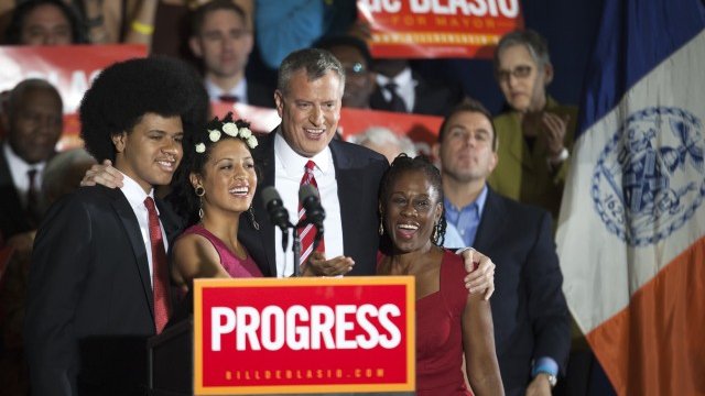 <p>
	&bdquo;Днес вие се произнесохте ясно и категорично за новата посока на нашия град&ldquo;, каза де Блазио след победата си във вторник вечер. <em>Снимка: Ройтерс</em></p>
