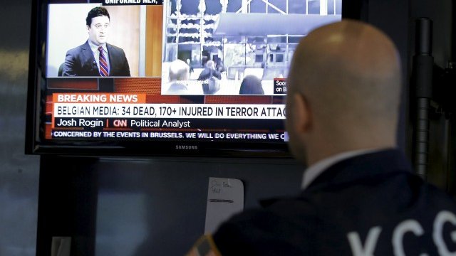 <p>
	Брокер следи новините от Брюксел по телевизията. <em>Снимка: Ройтерс</em></p>
