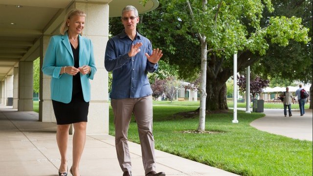 <p>
	Вирджиния Ромети и Тим Кук в ролята на партньори. <em>Снимка: IBM</em></p>
