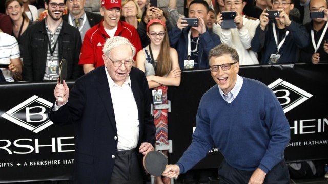 <p>
	По-голямата част от сегашното дарение на Бъфет (вляво) са за&nbsp;фондацията на Бил Гейтс (вдясно) и съпругата му Мелинда. <em>Снимка: архив Ройтерс</em></p>
