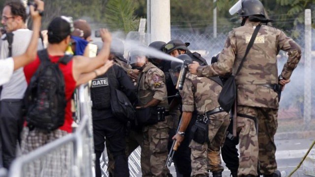 <p>
	Протестиращите и полицията се сблъскаха в Бело Оризонти. <em>Снимка: Ройтерс</em></p>
