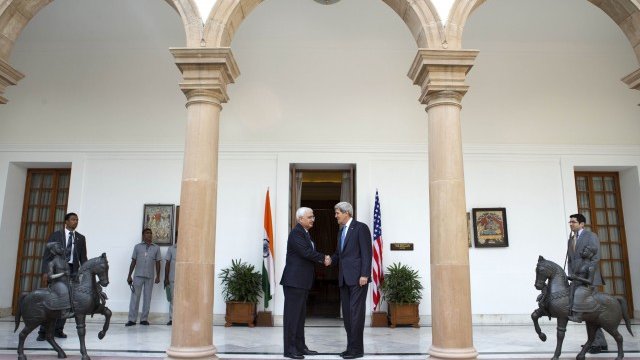 <p>
	Държавният секретар на САЩ Джон Кери и външния министър на Индия Салман Хуршид.<span style="color: rgb(68, 68, 68); font-family: arial, sans-serif; font-size: small; line-height: 16px;">&nbsp;<em>Снимка: Ройтерс</em></span></p>
