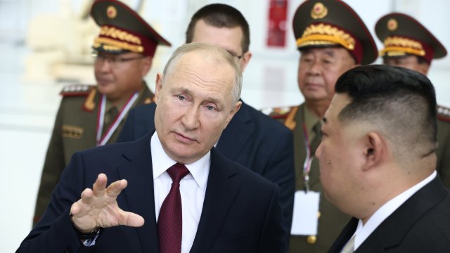 Руският президент Владимир Путин и севернокорейският лидер Ким Чен-ун при посещението си в космодрума &quot;Восточний&quot;- Снимка: EPA/БГНЕС