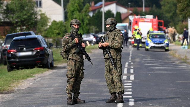 Полската армия и службите за спешна помощ правят инспекция, след като руски дрон повреди покрива на жилищна сграда в град Вирики, източна Полша. Снимка: EPA/WOJTEK JARGILO POLAND OUT