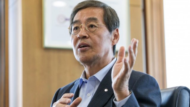 <p>
	Главният изпълнителен директор на LG Chem Хак Чоу-шин. <em>Снимка:&nbsp;Jean Chung/Bloomberg</em></p>
