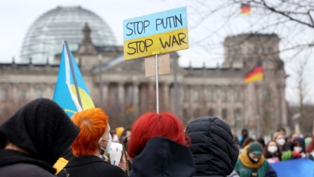 <p>
	<em>Кадър от протест в Германия.&nbsp;Снимка:&nbsp;Liesa Johannssen-Koppitz/Bloomberg</em></p>
