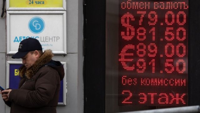 <p>
	Според стратега в Commerzbank AG Улрих Лохман има голям шанс централната банка на страната да се намеси, за да озапти пазарната волатилност, като увеличи лихвените проценти<em>. Снимка: Bloomberg L.P.</em></p>
