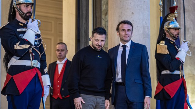 Зеленски (в средата) и Макрон в Париж. Снимка:  EPA/CHRISTOPHE PETIT TESSON