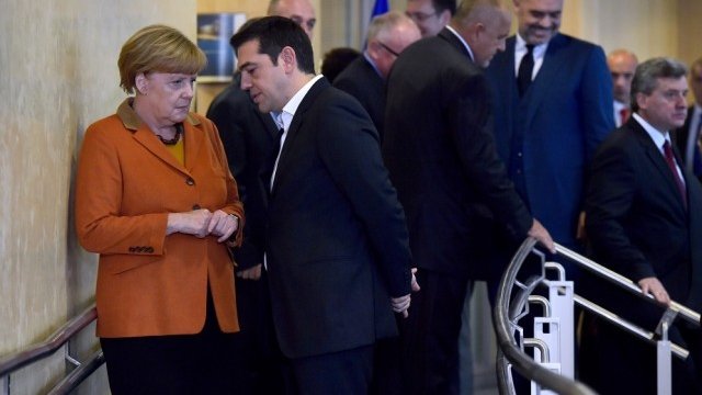 <p>
	Гръцкият премиер Ципрас (вдясно) и германският канцлер Ангела Меркел демонстрират добри отношения преди съветите на лидерите на ЕС. Снимка: <em>Ройтерс</em></p>
