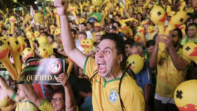 <p>
	Протестиращи срещу Дилма Русеф в Сао Пауло. <em>Снимка: Архив Ройтерс</em></p>
