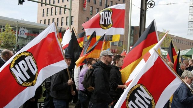 <p>
	Членове на NPD - друга радикална партия в Германия. <em>Снимка: Ройтерс</em></p>
