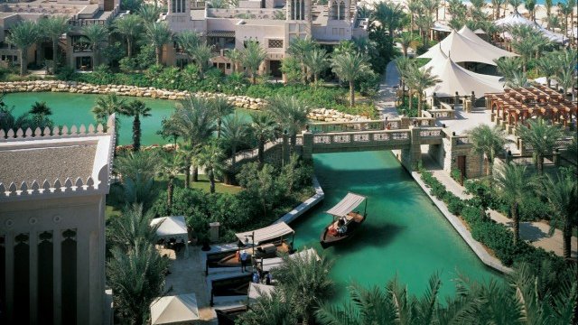 <p>
	Хотел Dar Al Maysaf: Madinat Jumeirah. <em>Снимка:&nbsp;dubaiexperience.com</em></p>
