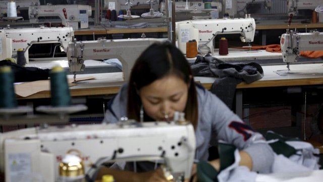 <p>
	Китайска шивачка в завод в индустриална зона на Пекин. <em>Снимка: Ройтерс</em></p>
