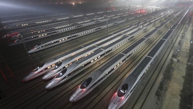 <p>
	Китайски високоскоростни влакове във Вухан, провинция Хубей. <em>Снимка: Ройтерс</em></p>
