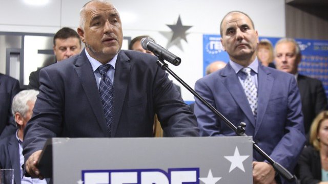 <p>
	Борисов (вляво) и Цветанов в централата на ГЕРБ. <em>Снимка: БТА</em></p>
