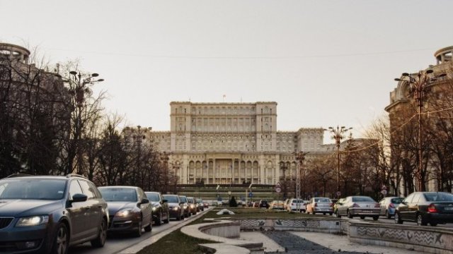 <p>
	Румънският парламент в Букурещ.&nbsp;<em>Снимка: Bloomberg L.P.</em></p>
