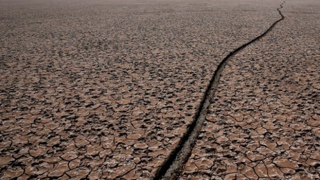 <p>
	<em>Пресъхналото езеро Поопо в Боливия - ефект от глобалното покачване на температурата, Снимка: Ройтерс</em></p>
