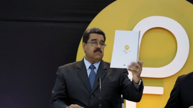 <p>
	Президентът на Венецуела Николас Мадуро при старта на търговията с петро. <em>Снимка: Ройтерс</em></p>
