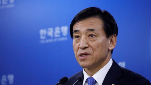 <p>
	Ли Ю Йол,&nbsp; управител на централната банка на Южна Корея.<em>&nbsp;</em><em>Снимка: Архив Ройтерс</em></p>
